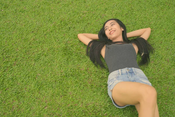 Joven hermosa mujer asiática relajándose en el parque — Foto de Stock