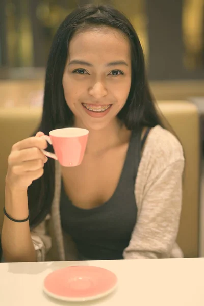 Jeune belle femme asiatique se détendre à l'intérieur du café — Photo