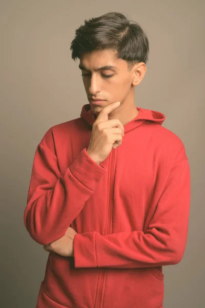Jovem bonito adolescente persa contra fundo cinza — Fotografia de Stock