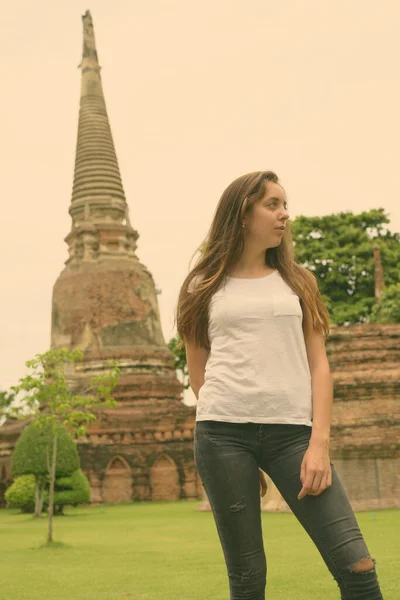 Young beautiful tourist woman having vacation in Ayutthaya, Thailand — Stock Photo, Image