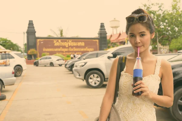 在泰国Ayutthaya度假的年轻美丽的亚洲女人 — 图库照片