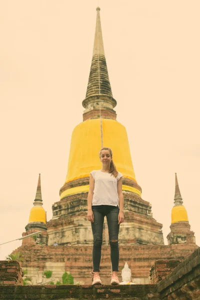 Young beautiful tourist woman having vacation in Ayutthaya, Thailand — Stock Photo, Image