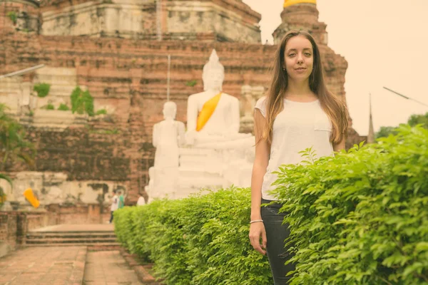 Ung vacker turist kvinna som har semester i Ayutthaya, Thailand — Stockfoto