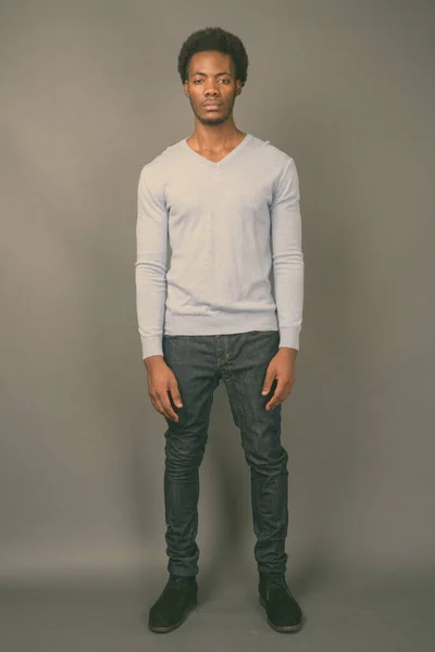 スタジオショットの若いですハンサムなアフリカ人男性に対して灰色の背景 — ストック写真