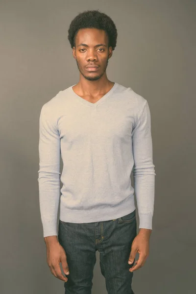 Giovane bell'uomo africano contro sfondo grigio — Foto Stock
