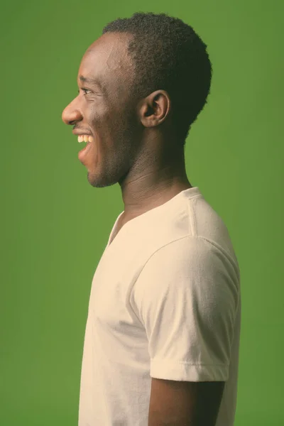 緑の背景を持つ若いアフリカ人男性のスタジオショット — ストック写真
