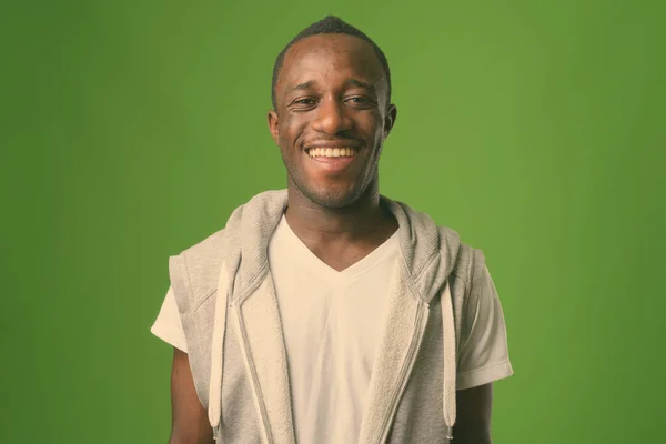 Yeşil Arka Planda Günlük Kıyafetler Giyen Afrikalı Genç Adamın Stüdyo — Stok fotoğraf