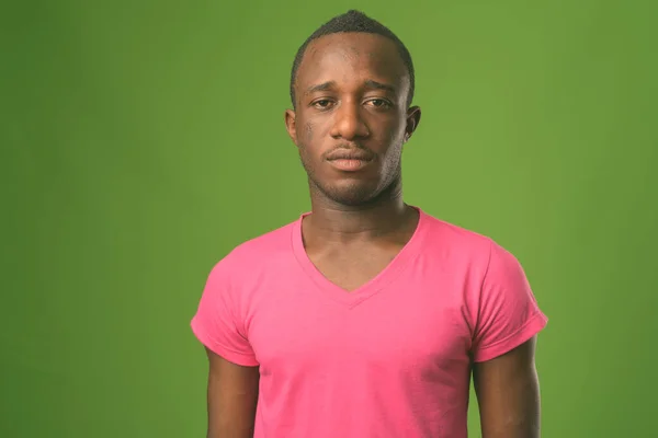 Photo Studio Jeune Africain Portant Une Chemise Rose Sur Fond — Photo