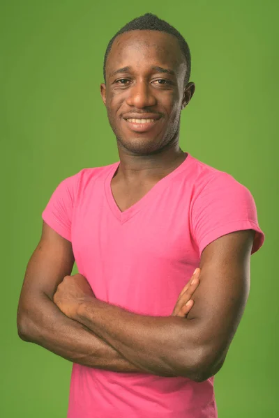 Yeşil Arka Planda Pembe Gömlek Giyen Genç Afrikalı Adamın Stüdyo — Stok fotoğraf