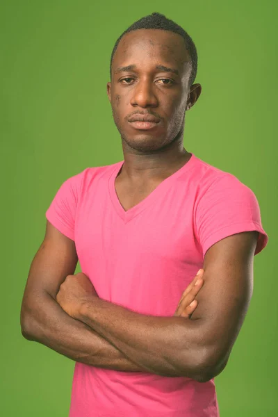 Studio Shot Młodego Afrykanina Różowej Koszuli Zielonym Tle — Zdjęcie stockowe