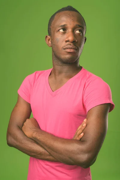 Estudio Joven Africano Con Camisa Rosa Sobre Fondo Verde —  Fotos de Stock