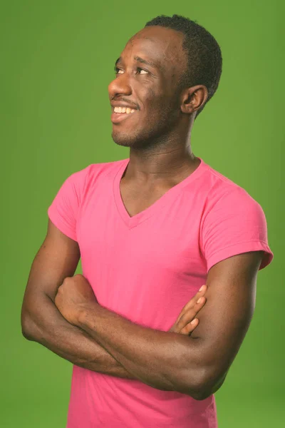 Studio Shot Młodego Afrykanina Różowej Koszuli Zielonym Tle — Zdjęcie stockowe