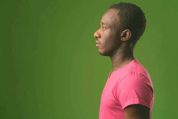 Estúdio Tiro Jovem Africano Vestindo Camisa Rosa Contra Fundo Verde — Fotografia de Stock