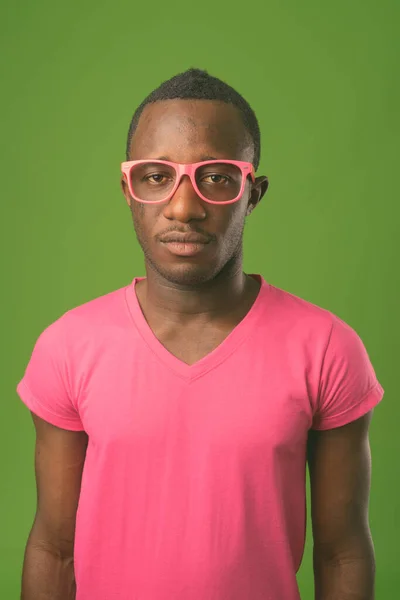 Estúdio Tiro Jovem Africano Vestindo Camisa Rosa Contra Fundo Verde — Fotografia de Stock