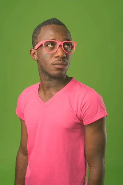 스튜디오에서 아프리카 남자가 배경에 셔츠를 — 스톡 사진