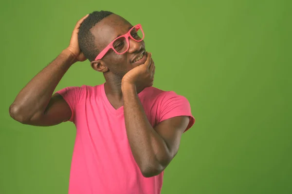 Yeşil Arka Planda Pembe Gömlek Giyen Genç Afrikalı Adamın Stüdyo — Stok fotoğraf