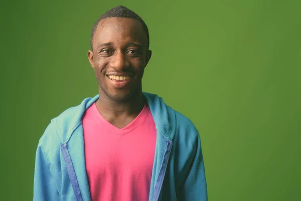 Estudio Joven Africano Con Chaqueta Azul Camisa Rosa Sobre Fondo — Foto de Stock