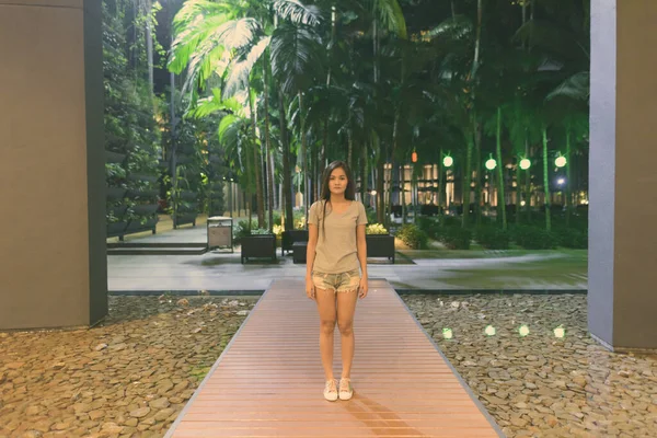 Portrait Young Beautiful Asian Woman Standing Wooden Boardwalk Hotel Entrance — Stock Photo, Image