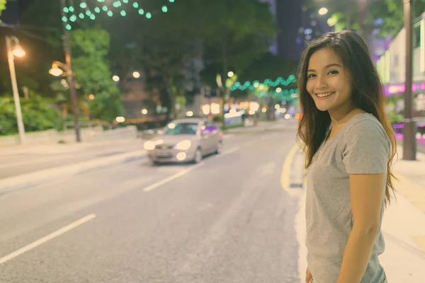 Retrato Jovem Bela Mulher Asiática Vagando Pelas Ruas Cidade Noite — Fotografia de Stock