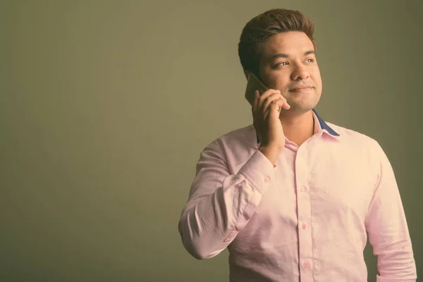 Hombre de negocios indio con camisa rosa sobre fondo de color —  Fotos de Stock