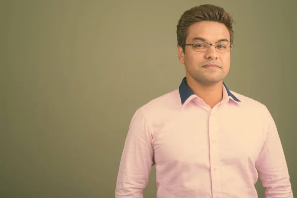 Indiano empresário vestindo camisa rosa contra fundo colorido — Fotografia de Stock