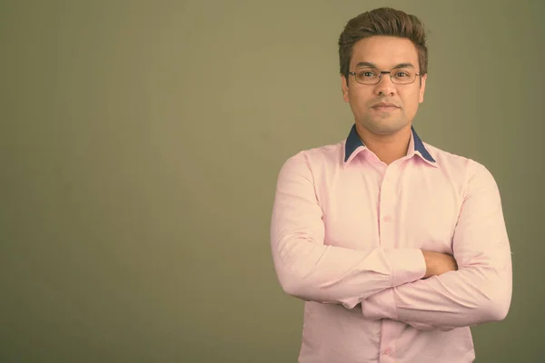 Hombre de negocios indio con camisa rosa sobre fondo de color — Foto de Stock