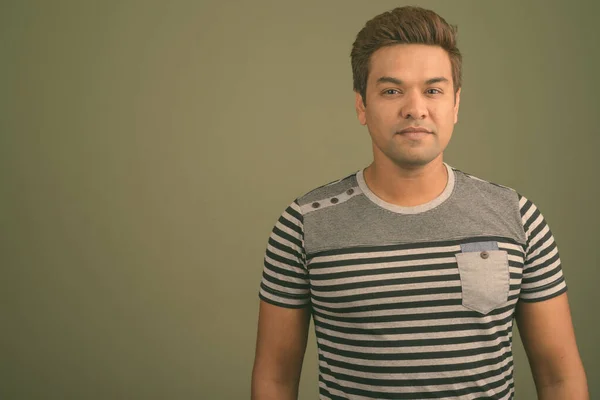 縞模様のシャツを着たインド人男性 — ストック写真