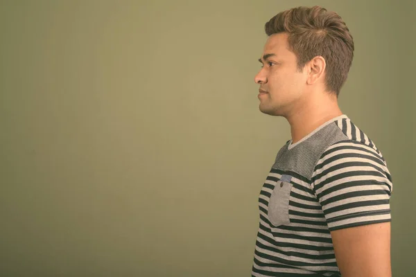 Hombre indio con camisa a rayas sobre fondo de color —  Fotos de Stock