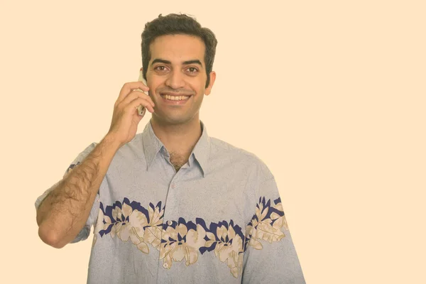 Щасливий перський чоловік, який розмовляє по мобільному телефону, готовий до відпустки. — стокове фото