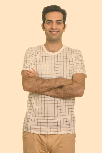 Retrato de feliz jovem persa sorrindo com os braços cruzados — Fotografia de Stock