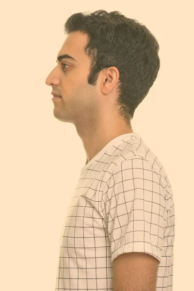 Profil bild av ung persisk man mot vit bakgrund — Stockfoto