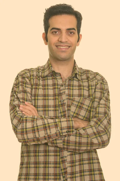 Portrait de jeune homme joyeux hipster persan souriant avec les bras croisés — Photo