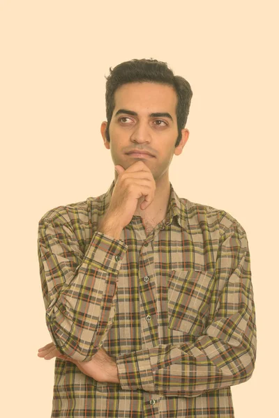 Portret van de jonge Perzische hipster man denken en omhoog kijken — Stockfoto