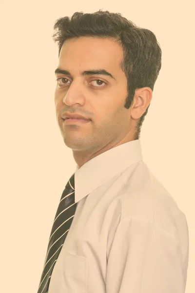 Vue du profil de jeune homme d'affaires persan regardant la caméra — Photo