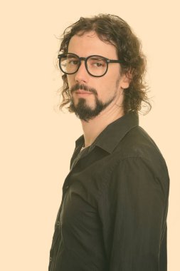 Kıvırcık saçlı yakışıklı sakallı iş adamının portresi.