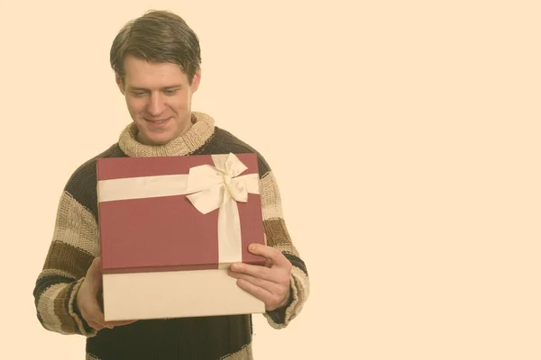 Счастливый красивый белый мужчина открывает подарочную коробку готов к Дню Святого Валентина — стоковое фото