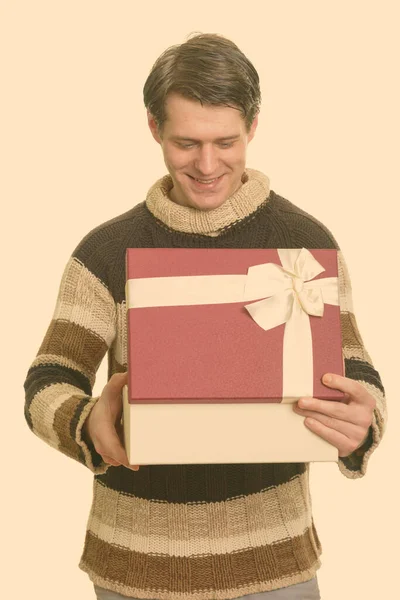 हैप्पी सुंदर काकेशियन मैन वेलेंटाइन डे के लिए उपहार बॉक्स खोलने के लिए तैयार — स्टॉक फ़ोटो, इमेज