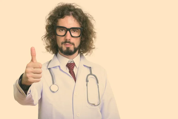 Estúdio tiro de homem bonito médico dando polegar para cima — Fotografia de Stock