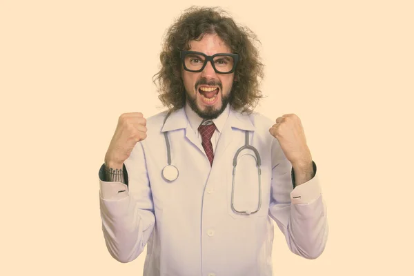 Студійний знімок щасливого лікаря, який посміхається, виглядає збудженим — стокове фото