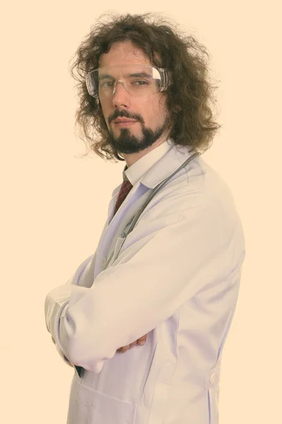 Studio colpo di bel dottore uomo indossando occhiali di sicurezza con le braccia incrociate — Foto Stock