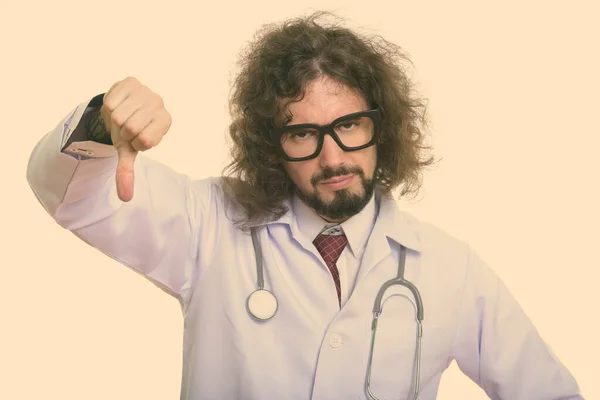 Studio záběr zklamaný muž lékař dávat palec dolů — Stock fotografie