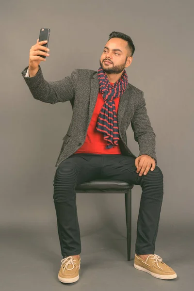 灰色の背景を持つ若い髭のインド人実業家 — ストック写真
