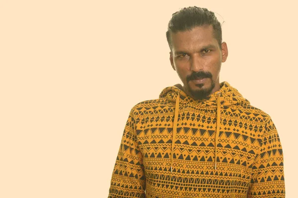 Portrait de jeune homme indien barbu portant un sweat à capuche — Photo