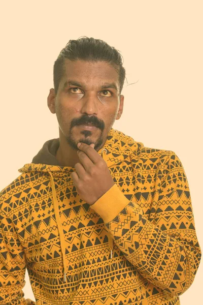 Porträt eines jungen bärtigen indischen Mannes mit Kapuzenpullover — Stockfoto