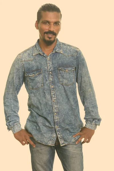 Портрет счастливого молодого бородатого индийца в джинсовой рубашке — стоковое фото