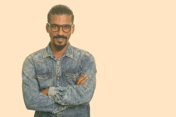 Ritratto di felice giovane uomo indiano barbuto con camicia di jeans — Foto Stock