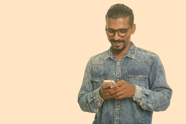 Jovem homem indiano feliz usando telefone celular — Fotografia de Stock