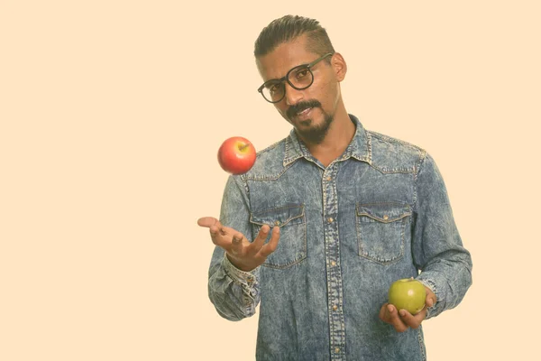 붉은 사과와 푸른 사과를 들고 있는 인도 청년 — 스톡 사진