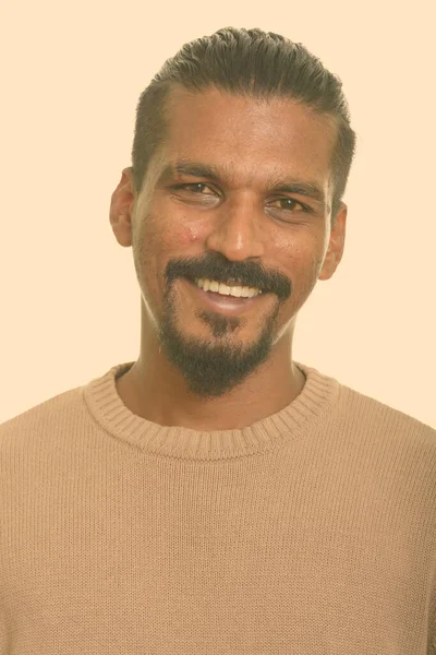 Retrato de feliz joven barbudo indio sonriendo —  Fotos de Stock