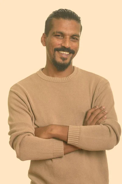 幸せな若い髭を生やしたインド人男性の肖像画笑顔 — ストック写真